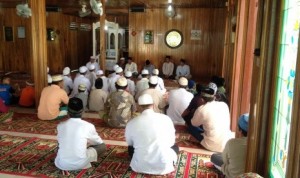 Warga Kampung Datah Bilang, Long Hubung, Mahakam Ulu saat mengikuti safari dakwah di Masjid Arrahman. 