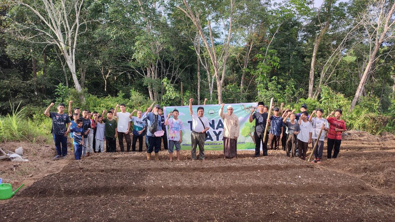 Tanam Raya di Kebun Assalam